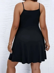 Rückansicht eines sexy schwarzen Plus-Size-Trägerkleids mit hoher Taille und A-Linie-Passform