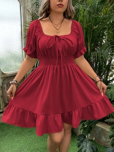 Robe trapèze élégante bordeaux avec col carré, manches bouffantes et taille froncée d'été