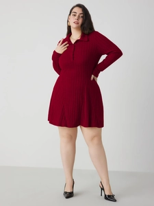 Robe polo élégante en maille bordeaux à manches longues avec texture côtelée pour femmes