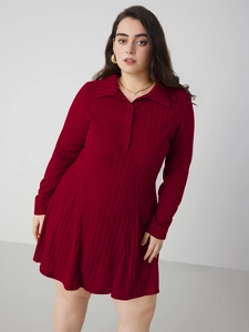 Robe courte évasée en maille côtelée rouge vin avec col polo et manches longues chic