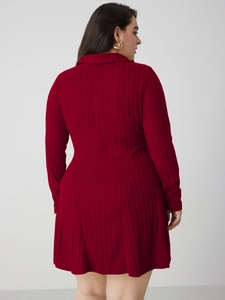 Robe longue rouge en maille grande taille avec col élégant et texture côtelée