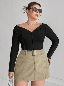 Ensemble haut noir à épaules dénudées et mini-jupe cargo kaki avec ceinture