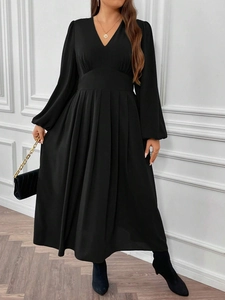 Robe longue noire élégante avec col en V, manches bouffantes et taille haute plissée