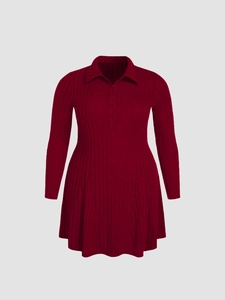Robe tricotée rouge foncé à manches longues avec col polo et jupe trapèze texturée