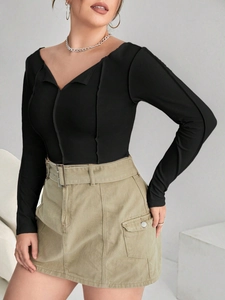 Haut moulant noir à manches longues avec col en V et surpiqûres décoratives femme