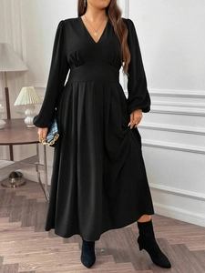 Robe longue noire élégante à col en V avec taille haute et manches bouffantes chic