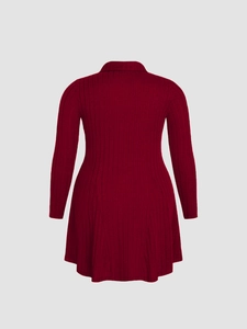 Détail du dos d'une robe en maille rouge foncé coupe trapèze avec texture côtelée et col