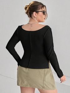 T-shirt noir à manches longues ajusté pour femme avec dos en U et couture centrale