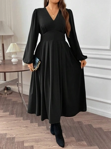Robe longue noire élégante avec col en V, manches bouffantes et taille cintrée