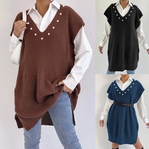 Detail eines Strickwestenkleids mit V-Ausschnitt, weißen Perlen und Seitenschlitzen