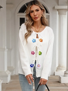 Cardigan bianco in maglia a maniche lunghe con fiori all'uncinetto e lacci colorati