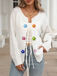 Cardigan bianco in maglia con fiori colorati all'uncinetto e chiusura a nastro