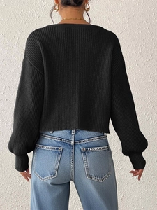 Gilet en maille noir pour femme avec épaules tombantes et poignets côtelés, vue de dos