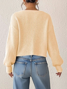 Gilet en maille épaisse orange crème pour femme, vue de dos avec col en V et boutons