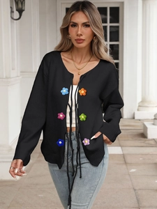Cardigan in maglia nera da donna con applicazioni floreali all'uncinetto e lacci frontali