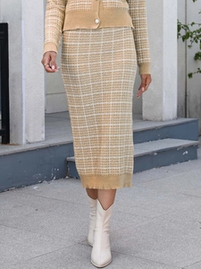 Détails de la maille et boutons perlés de cet ensemble jupe crayon à carreaux beige