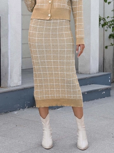 Ensemble jupe en maille à carreaux avec boutons perlés et bottes blanches pour femmes