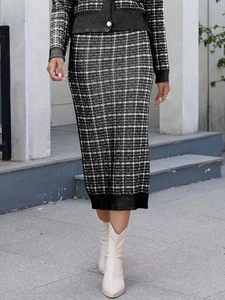 Ensemble chic deux pièces en tricot à carreaux noir et blanc avec jupe midi et cardigan