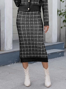 Détail d'un ensemble en maille à carreaux avec boutons en perles et motif noir et blanc
