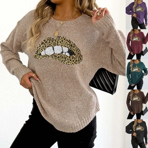 Detailansicht der Langarm-Strickpullover mit Leoparden-Lippen-Pailletten in sechs Farben