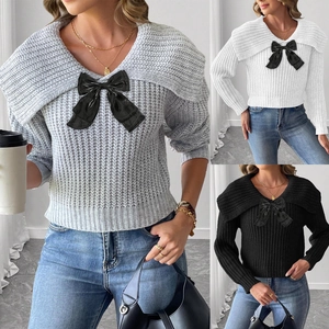 Détail du pull tissé avec grand nœud papillon et design classique de col à revers