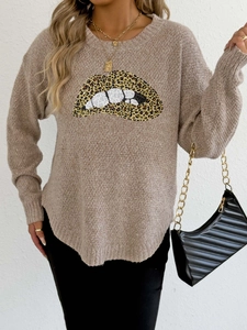 Detailansicht der Lippen-Stickerei mit Leopardenmuster auf beigem Strickpullover