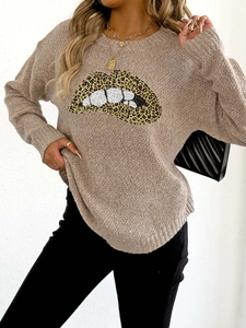 Detailansicht der Leoparden-Lippen-Stickerei auf einem khakifarbenen Strickpullover
