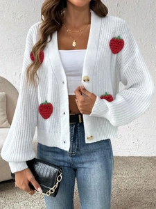 Cardigan in maglia bianco con fragole 3D e bottoni vintage su maniche a sbuffo