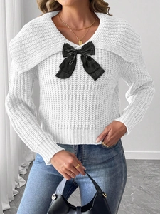 Détail du pull en tricot blanc avec grand col et nœud en soie noir élégant