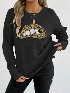 Detail der Leoparden-Lippen-Stickerei und Pailletten auf diesem schwarzen Langarmpullover
