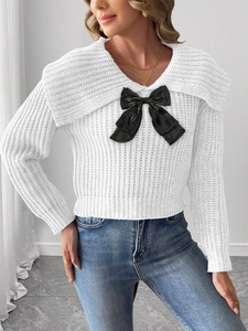 Pull en maille blanche pour femme avec grand col à revers et détail de nœud noir élégant