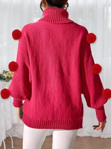 Damen-Rollkragenpullover in Rosarot mit dekorativen roten Pompons auf der Rückseite