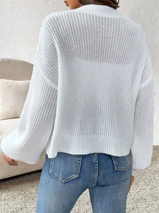 Vista posteriore del cardigan bianco traforato con trama a rete e bordo a coste