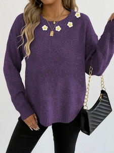 Dettaglio maglione viola in maglia a maniche lunghe con fiori bianchi lavorati all'uncinetto