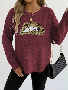 Detail eines weinroten Strickpullovers mit Leoparden-Lippenmuster und geripptem Rundhals