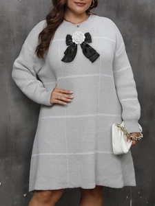 Plus Size Strickkleid Grau Kariert mit schwarzer Schleife und Kamelienblüte