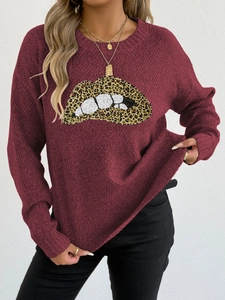 Detail eines burgunderroten Pullovers mit Leoparden-Lippen-Stickerei und Pailletten