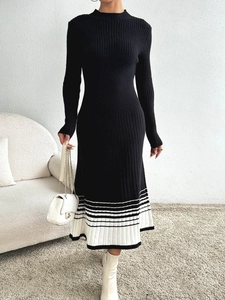 Robe en maille ajustée pour femmes avec manches longues et ourlet plissé rayé