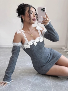 Robe moulante en tricot gris avec bordure en dentelle blanche et détails floraux crochetés