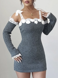 Robe courte en maille grise avec dentelle et manches amovibles sur mannequin