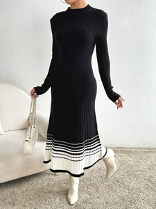 Robe en maille noire moulante avec ourlet à rayures blanches et col montant élégant