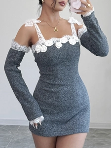 Robe moulante grise en maille avec dentelle, rose décorative et manches amovibles
