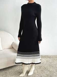 Robe en tricot noir pour femmes avec ourlet rayé et bottines blanches