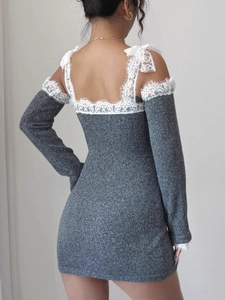Robe moulante en tricot gris avec dentelle au dos et aux poignets, épaules dénudées