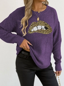 Nahaufnahme des Leoparden-Lippenmusters und Strukturstrick auf lila Langarmpullover
