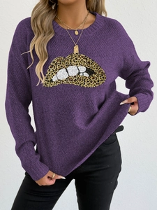 Detail eines lila Langarmpullovers mit einem Lippen-Grafikdesign im Leopardenmuster