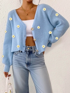 Hellblaue Strickjacke mit handgemachten 3D-Blumenapplikationen und braunen Knöpfen