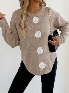 Détail d'un pull en maille avoine avec appliques de fleurs au crochet 3D pour femmes