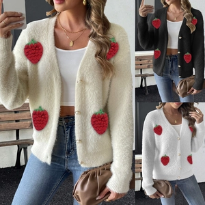 Détails de la texture douce en imitation vison et boutons perlés du cardigan fraise