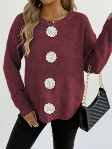 Détail d'un pull en maille bordeaux avec fleurs de camélia blanches en relief crochet
